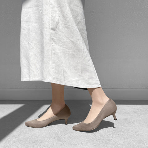 2025AW：iCoN COLORS：ポインテッドトゥ スエード パンプス（C57172）グレージュS/mamian（マミアン）