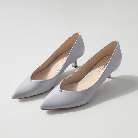 予約：2026SS：メタルパーツ Vカットパンプス（m45021）ブルーグレー