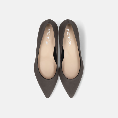 2025AW：ポインテッドトゥ スエードパンプス（m55225）チャコールS/mamian（マミアン）